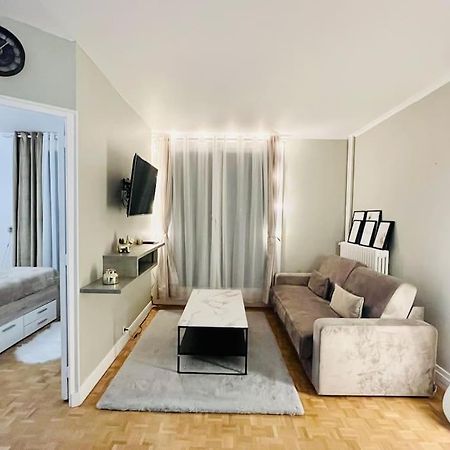 Proche Chateau De Versailles Avec Balcon Vu Sur Une Foret Et Parking Gratuit Pour 5 Personnes Maximum Versalhes Exterior foto