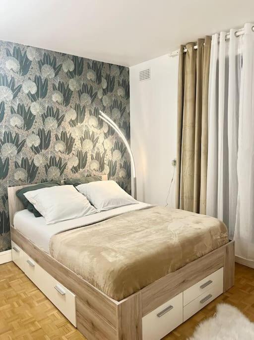 Proche Chateau De Versailles Avec Balcon Vu Sur Une Foret Et Parking Gratuit Pour 5 Personnes Maximum Versalhes Exterior foto