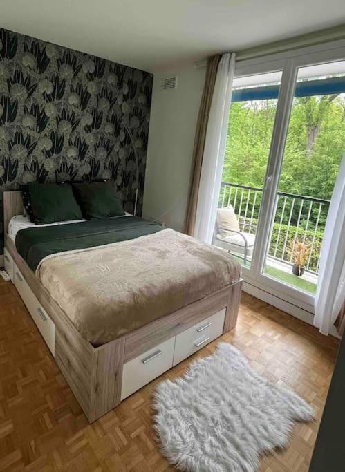 Proche Chateau De Versailles Avec Balcon Vu Sur Une Foret Et Parking Gratuit Pour 5 Personnes Maximum Versalhes Exterior foto