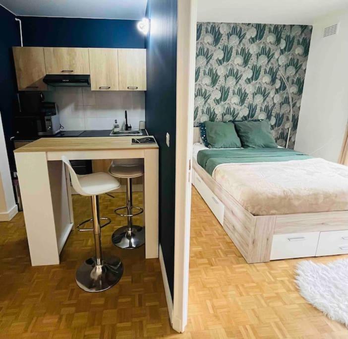 Proche Chateau De Versailles Avec Balcon Vu Sur Une Foret Et Parking Gratuit Pour 5 Personnes Maximum Versalhes Exterior foto