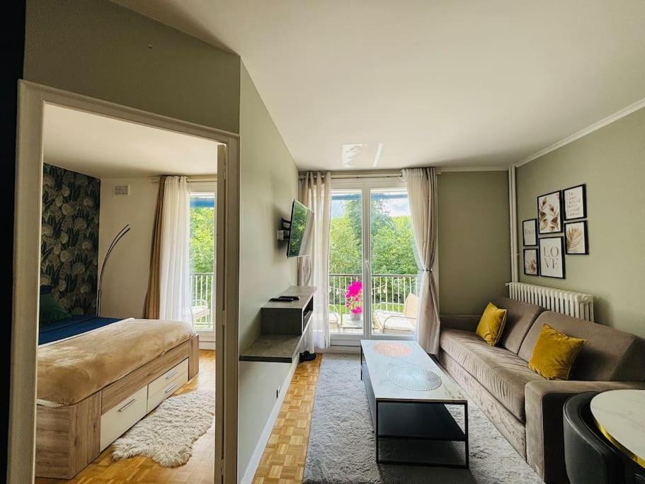 Proche Chateau De Versailles Avec Balcon Vu Sur Une Foret Et Parking Gratuit Pour 5 Personnes Maximum Versalhes Exterior foto